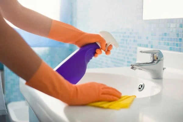 Vệ sinh thường xuyên thiết bị vệ sinh 