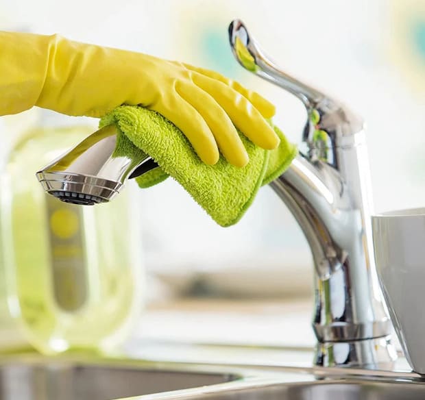 Vệ sinh vòi rửa định kỳ thường xuyên