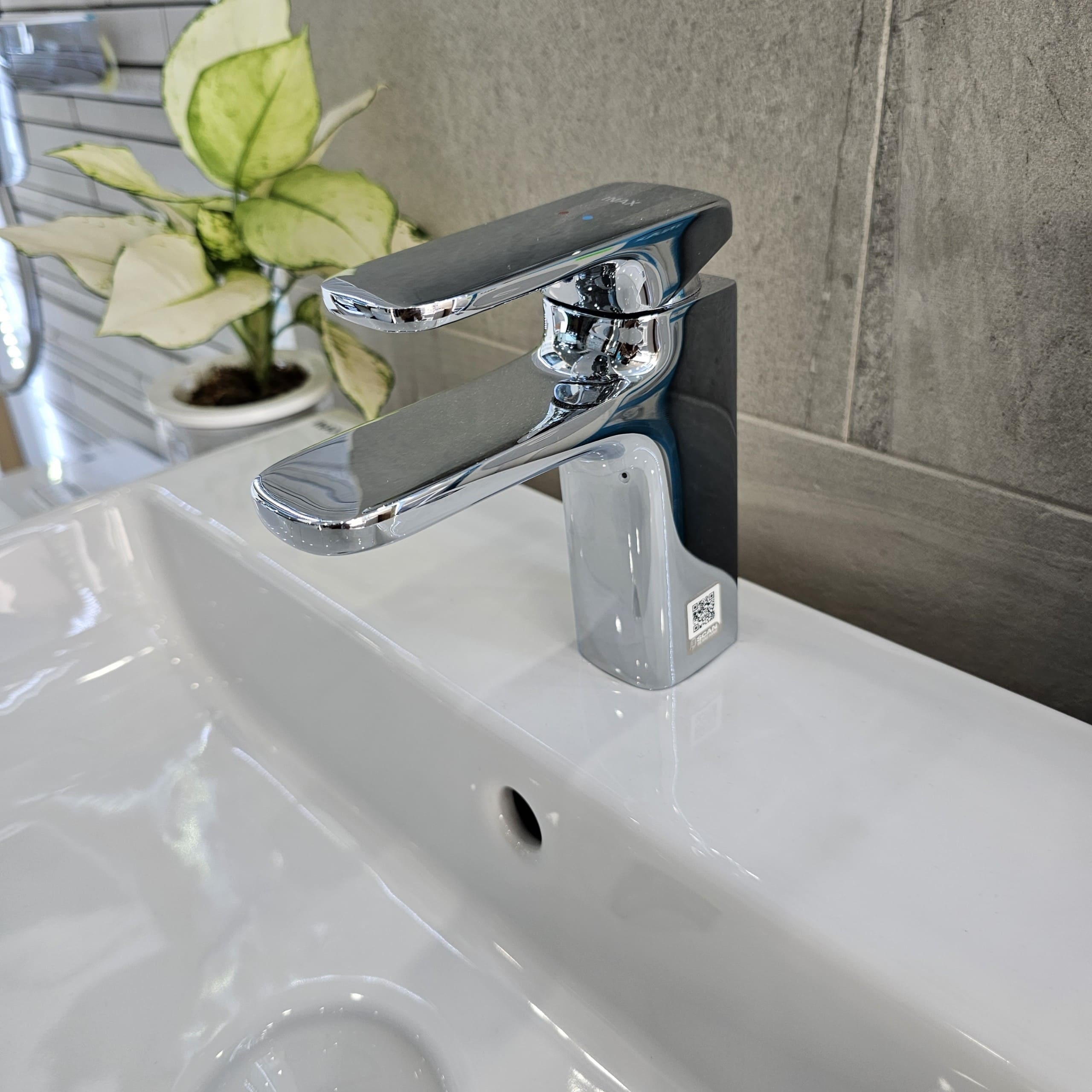 Vòi chậu INAX được làm bằng chất liệu gì?