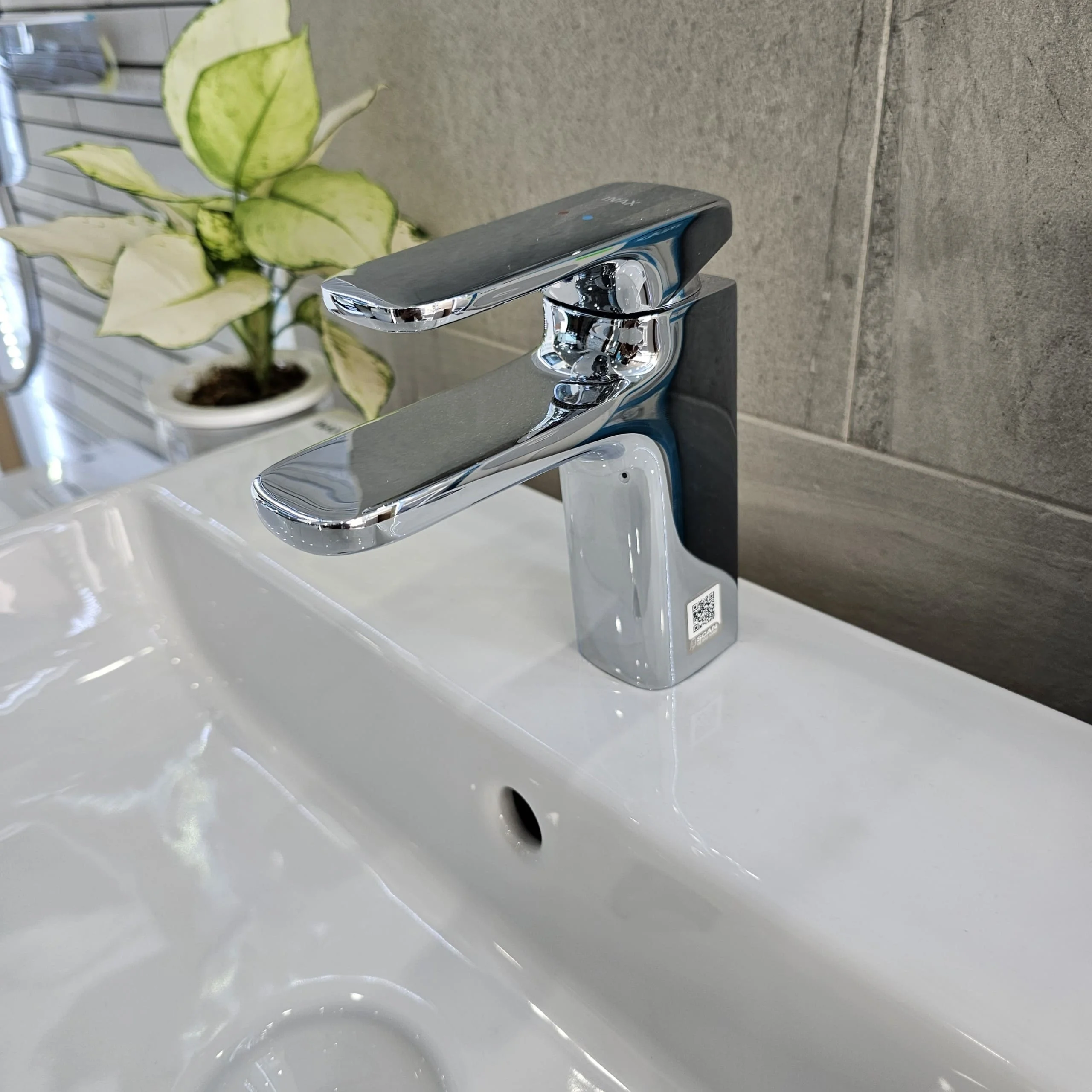 Vòi chậu INAX được làm bằng chất liệu gì?