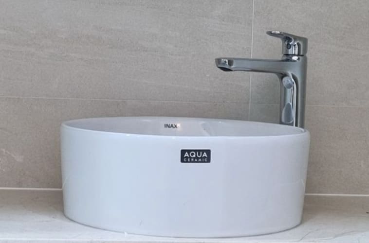 Vòi chậu thân cao kết hợp chậu dương bàn Inax tại nhà khách hàng