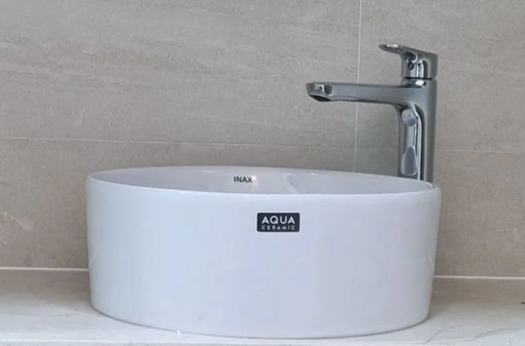 Vòi chậu thân cao kết hợp chậu dương bàn Inax tại nhà khách hàng