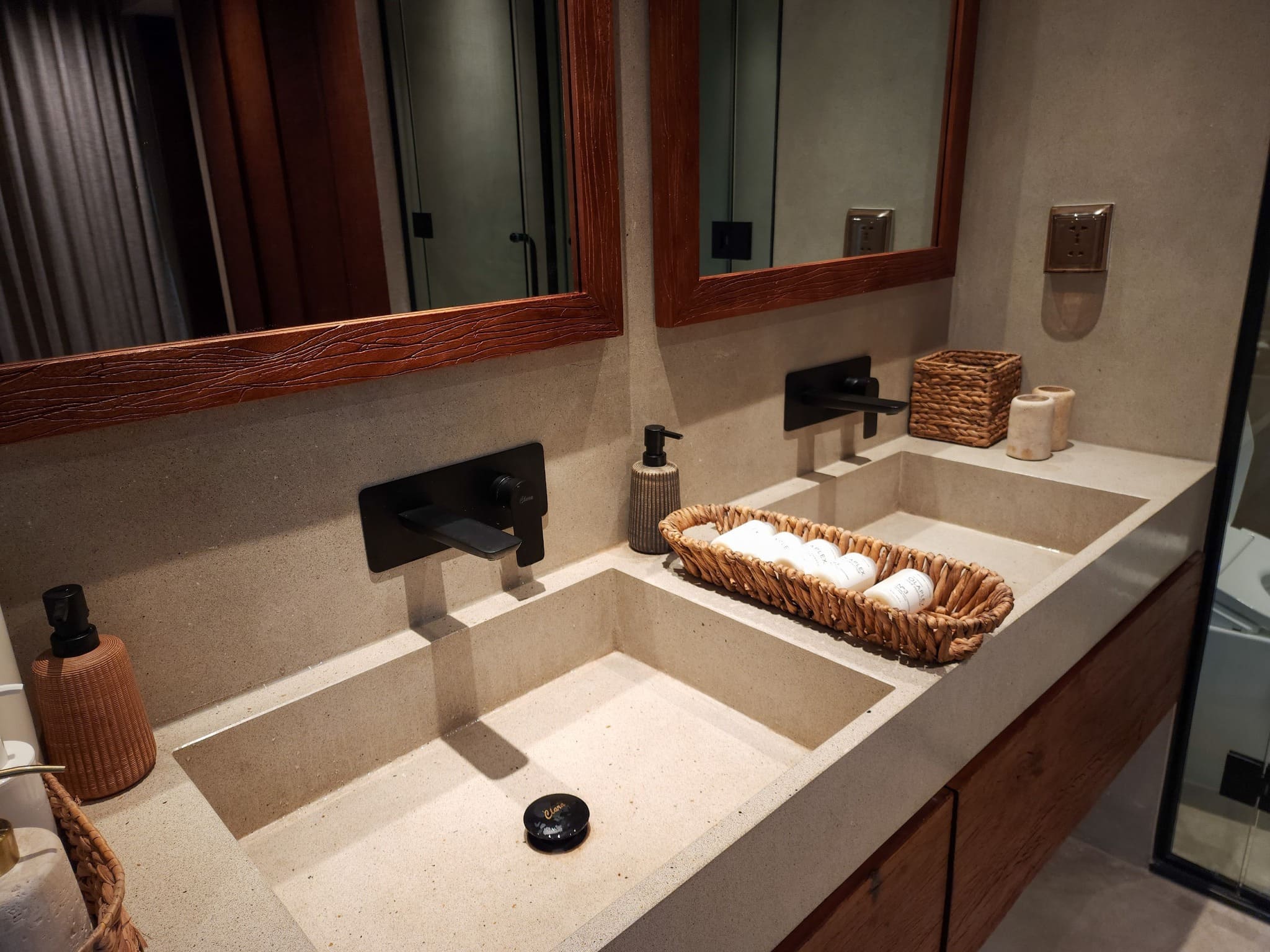 Vòi lavabo âm tường Clara 