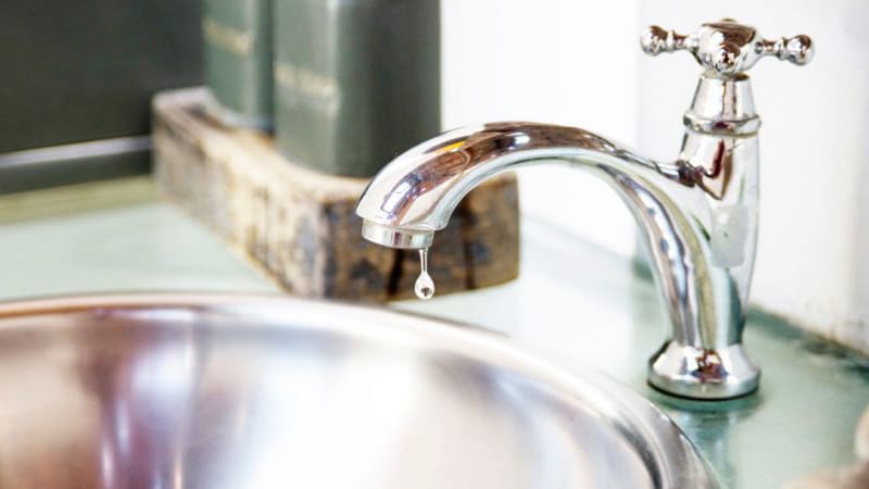 Vòi rửa bát bị rò rỉ nước 