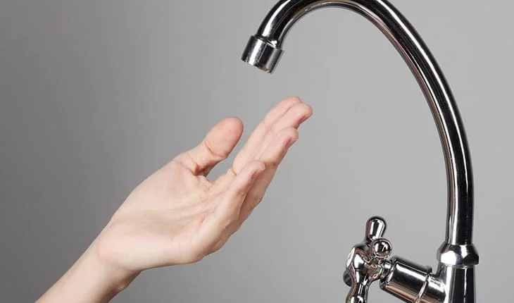 Vòi rửa bát chảy nước yếu 